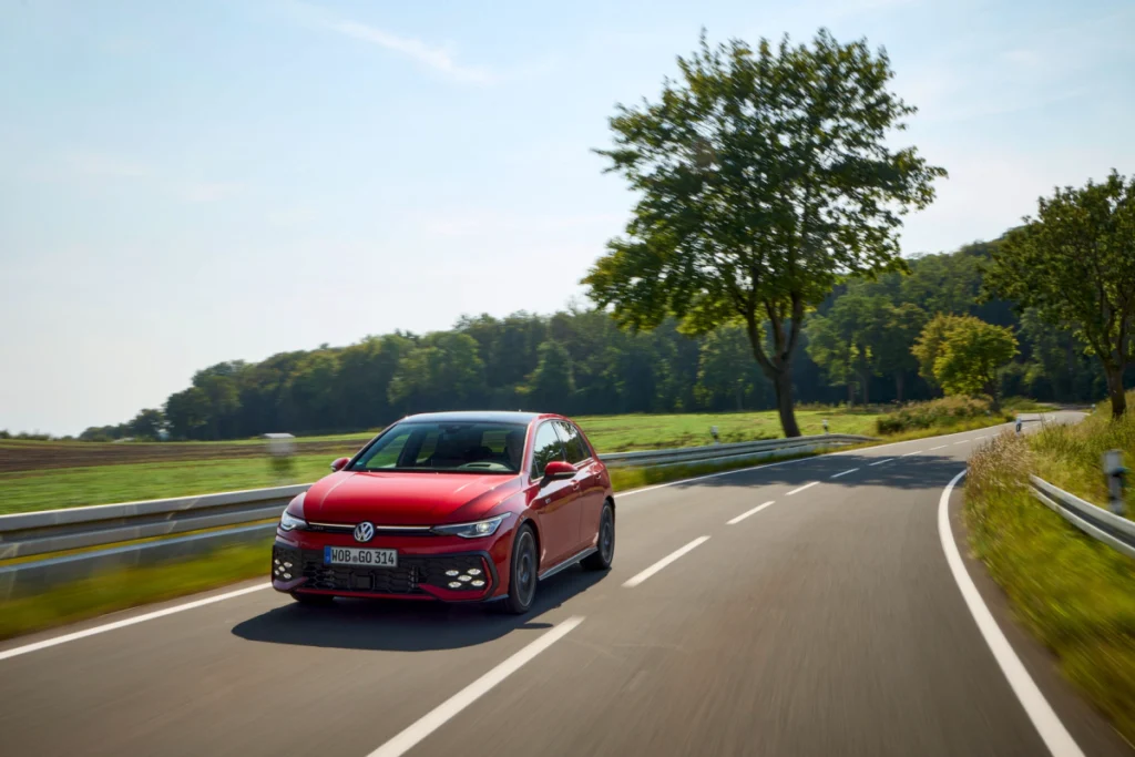 無論是兼顧節能效率與舒適駕馭的 eTSI 車型、傳承 GTI 性能精神的經典鋼砲，或擁有強悍動力與四輪驅動科技的 Golf R 車型，皆充分展現 The Golf 車系歷久彌新的產品魅力與德系工藝精髓。