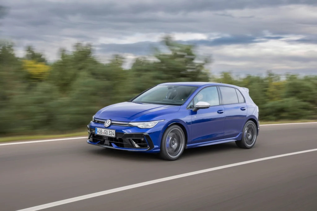 無論是兼顧節能效率與舒適駕馭的 eTSI 車型、傳承 GTI 性能精神的經典鋼砲，或擁有強悍動力與四輪驅動科技的 Golf R 車型，皆充分展現 The Golf 車系歷久彌新的產品魅力與德系工藝精髓。