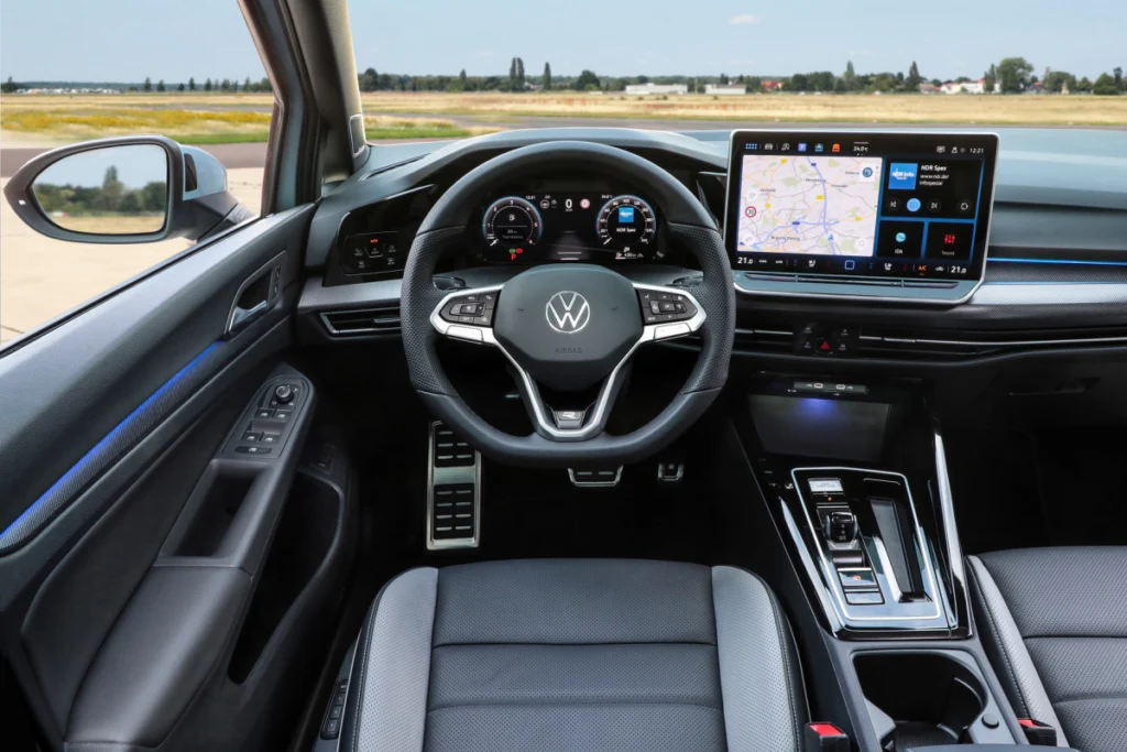 全車系導入 Volkswagen 最新世代數位科技座艙，配備繁體中文 MIB4 資訊娛樂系統、智慧語音助理、10.25 吋 Digital Cockpit Pro 全邏輯數位化儀表，打造直覺便利的人車互動體驗；同時搭載IQ.DRIVE 智能駕駛輔助系統，全面提升行車安全與駕馭便利性。