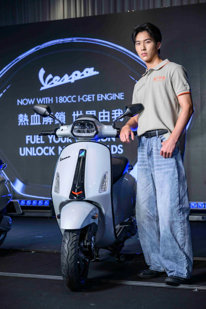 全新Vespa Sprint S 180 主打色「銀淬灰」